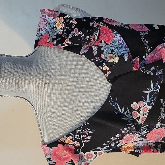 B Wear Woman's Sleeveless Black & Pink Floral V- Neck Ruffle Top, Size: XL - Picture 2 of 6